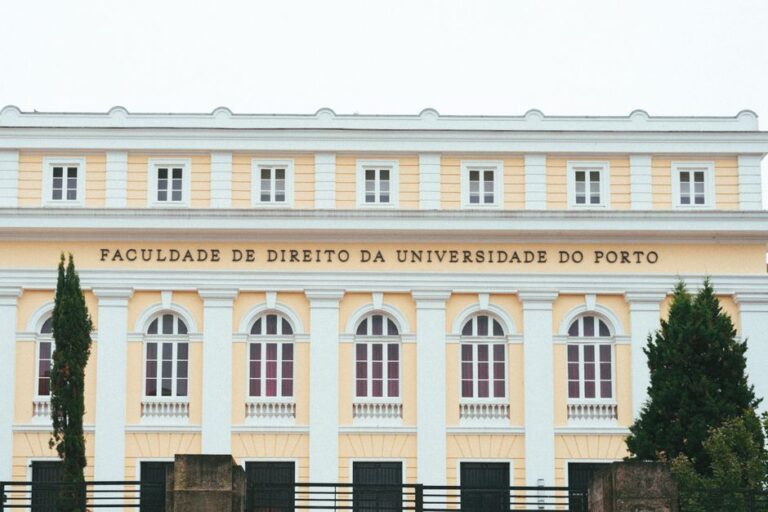 Como solicitar benefícios sociais e garantir seus direitos