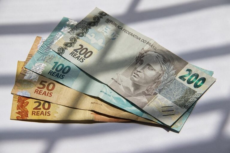 Como usar empréstimos para investir em educação e aumentar sua renda futura
