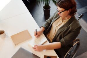 Como utilizar o benefício de transferência de renda para impulsionar sua carreira: dicas práticas para a inclusão no mercado de trabalho